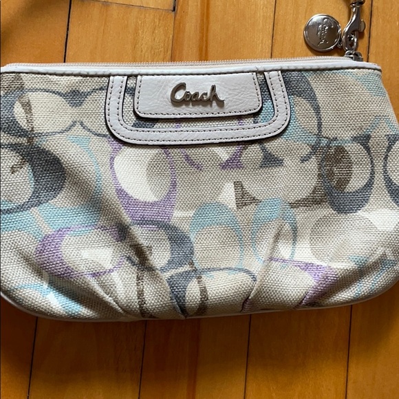 Gorgeous Coach Carry all wallet - Picture 4 of 9